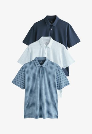 Kolm kraeäärega polo särki: üks tumesinine, üks helesinine geomeetrilise mustriga ja üks valge peene mustriga, kõik lühikeste varrukatega.