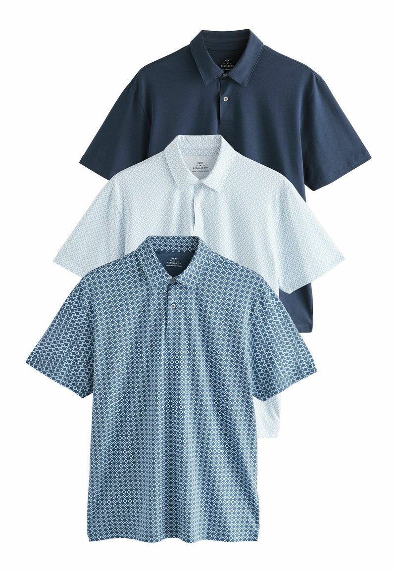 Trzy polo z kołnierzykiem: jeden granatowy, jeden jasnoniebieski w geometryczny wzór, a jeden biały z subtelnym wzorem, wszystkie z krótkim rękawem.
