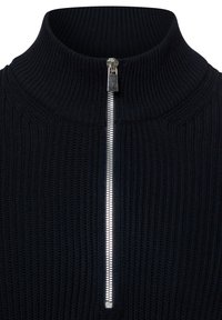 Dunkelmarineblauer gerippter Strickpullover mit hohem Kragen und einem silbernen Reißverschluss vorne, der bis zu einem Viertel reicht. Strukturierte Oberfläche und enger Sitz.