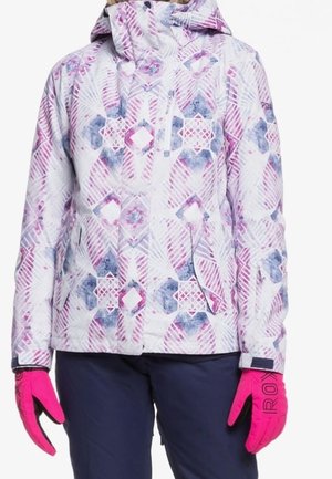 Gevoerde skijas in het wit met roze en blauwe geometrische patronen, voorzien van een capuchon en ritszakken, gecombineerd met felroze handschoenen.