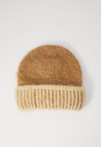 Bruine gebreide beanie met een geribbelde crèmekleurige boord. Heeft een zachte, fuzzy textuur en een afgeronde bovenkant. Gemaakt van warm, wolachtig materiaal.