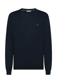 Maglione blu navy in un morbido tessuto a maglia, collo rotondo e polsini a costine. Presenta un piccolo logo azzurro sul petto e una vestibilità classica.