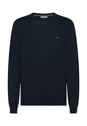 Maglione blu navy in un morbido tessuto a maglia, collo rotondo e polsini a costine. Presenta un piccolo logo azzurro sul petto e una vestibilità classica.