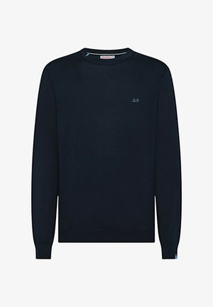 Maglione blu navy in un morbido tessuto a maglia, collo rotondo e polsini a costine. Presenta un piccolo logo azzurro sul petto e una vestibilità classica.