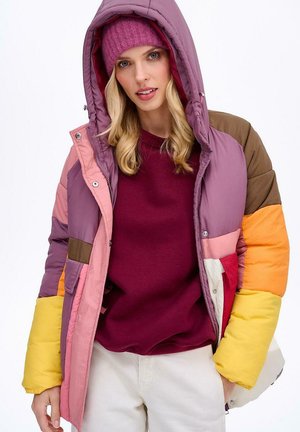 Wielokolorowa puchowa kurtka z kapturem; posiada odcienie różu, pomarańczy, żółtego i brązowego; gładka tekstura; zapięcie na zatrzaski i suwak.