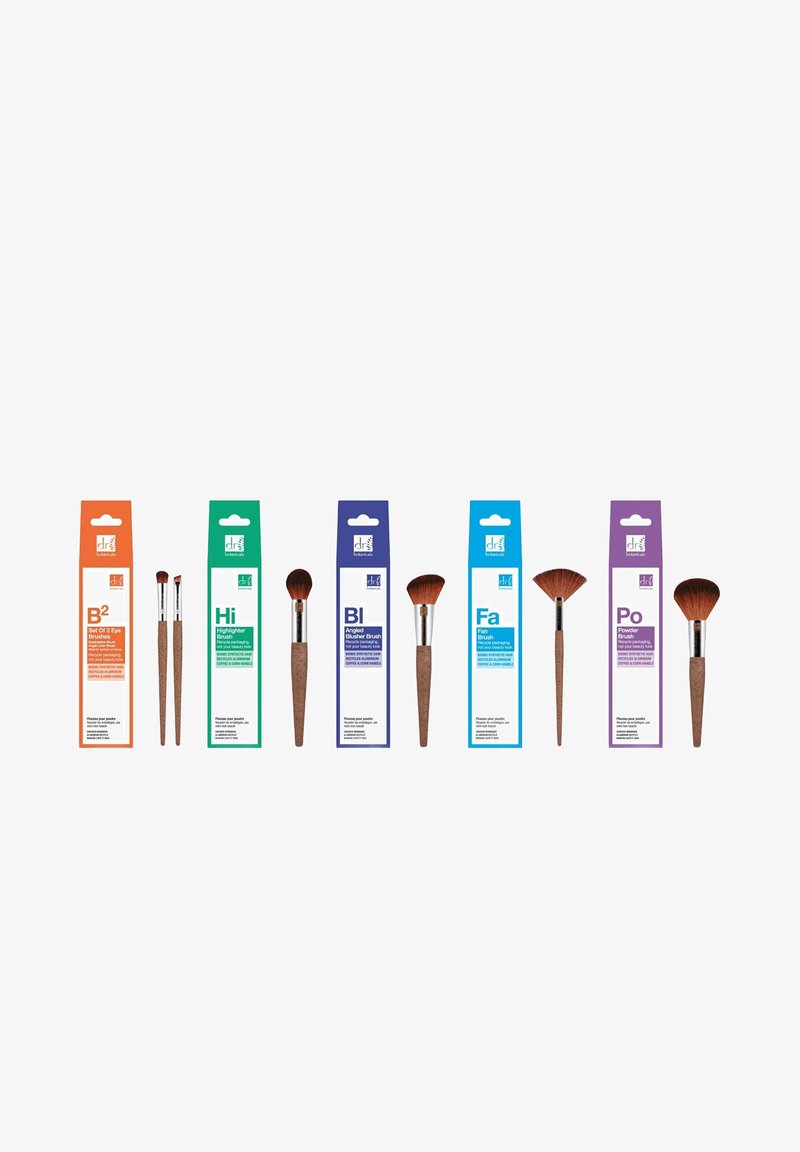 Set aus sechs Make-up-Pinseln mit Holzgriffen, dargestellt neben farblich gekennzeichneter rechteckiger Verpackung, die für Augen, Highlighter, Rouge, Fächer und Puder gekennzeichnet ist.