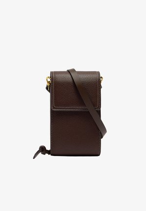 Brązowa skórzana torebka na ramię z teksturowanej powierzchni, złotymi elementami wykończeniowymi i odpinanym paskiem na ramię. Posiada białe przeszycia i klapkę.