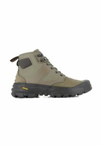 Botas de senderismo en verde oliva y gris con parte superior de ante texturizado y malla, suela de goma Vibram, diseño de cordones y tira de agarre.