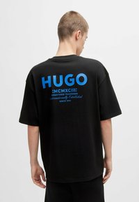 HUGO NALONO - Camiseta estampada - black one