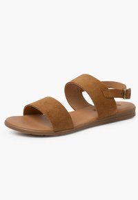 Hnědé semišové sandály se dvěma širokými pásky a přezkou kolem kotníku, s plochou podrážkou a hladkým povrchem. Jednoduchý design a neutrální barva.
