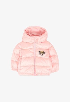 Jasnoróżowa kurtka puchowa z zapięciem na zamek, kapturem i ściągaczem u dołu. Posiada grafikę niedźwiedzia oraz czarny tekst na piersi. Gładki, błyszczący materiał.