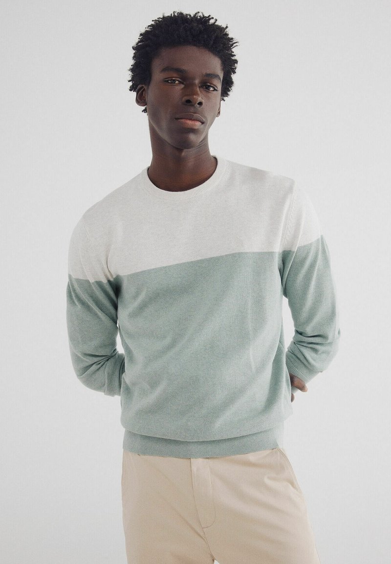 Leichter Strickpullover in Mintgrün und Cremeweiß, mit Rundhalsausschnitt, langen Ärmeln und gerippten Bündchen. Glatte Textur, lässige Passform.