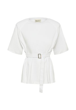 Biela krátka blúzka s krátkym rukávom a okrúhlym výstrihom, s pripevneným látkovým opaskom so štvorcovou kovovou prackou v páse.