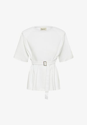 Biela krátka blúzka s krátkym rukávom a okrúhlym výstrihom, s pripevneným látkovým opaskom so štvorcovou kovovou prackou v páse.