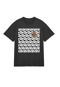 Sort bomulds T-shirt med et farverigt grafisk design af et tegneserieagtigt væsen blandt et mønster af hvide stormtrooper hjelme.