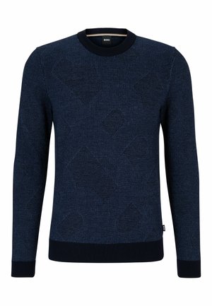 Marineblauwe gebreide trui met een subtiel geometrisch patroon, ronde hals, geribde boorden en zoom, met het label "BOSS" binnenin de kraag en aan het zijlabel.