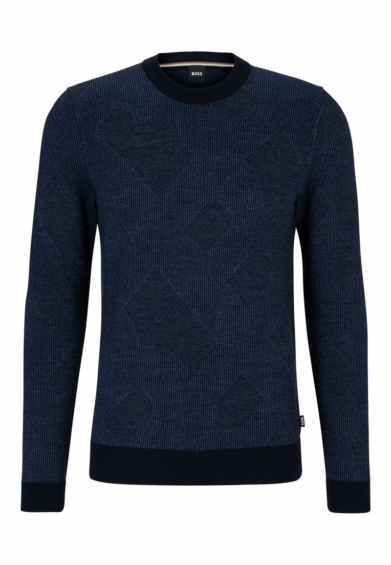 Pull en maille bleu marine avec un motif géométrique subtil, col rond, poignets et ourlet côtelés, avec l'étiquette "BOSS" à l'intérieur du col et sur l'étiquette latérale.