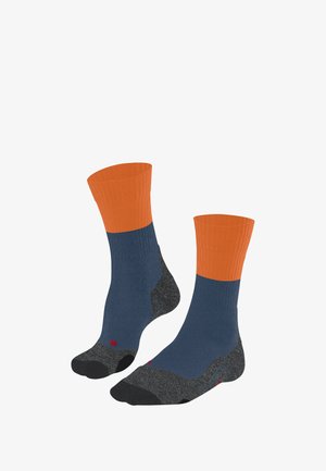 Zwei Paar Socken mit einem orangefarbenen Bündchen, blauem Körper und grauem Fersen- und Zehenbereich. Aus geripptem Material mit kontrastierenden Farben hergestellt.