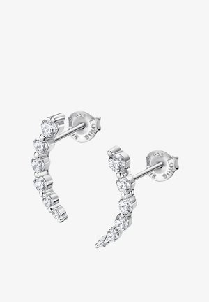 Boucles d'oreilles en argent sterling avec un design incurvé mettant en vedette de multiples accents en zircon cubique clair, diminuant en taille de haut en bas.