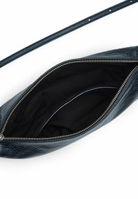 Borsa a tracolla in pelle nera con texture, aperta per mostrare l'interno foderato e la chiusura con zip, dotata di tracolla regolabile, su sfondo bianco.