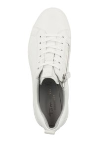 Sneaker bianco con tomaia in pelle liscia, punta arrotondata, lacci piatti e una cerniera laterale per un facile accesso. Design semplice e pulito.