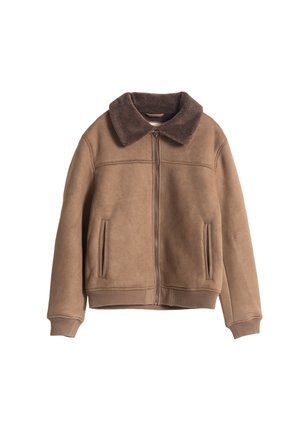 Chaqueta de ante marrón con un cuello de pelo sintético marrón oscuro, cierre con cremallera al frente, dos bolsillos laterales y puños y bajo acanalados. Textura lisa en general.