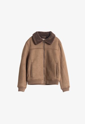 Chaqueta de ante marrón con un cuello de pelo sintético marrón oscuro, cierre con cremallera al frente, dos bolsillos laterales y puños y bajo acanalados. Textura lisa en general.