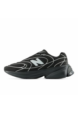 Baskets noires New Balance avec logo blanc, lignes grises abstraites, semelle épaisse amortissante et design unique du talon.
