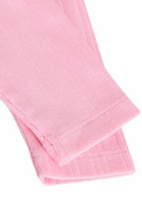 Rosa ribbat tyg med två vikta sektioner, med en ren nederkant och subtil textur. Lämplig för olika klädesapplikationer.