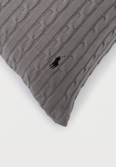 Γκρι υφαντό ύφασμα με σχέδιο κοτσίδας και ένα μικρό μαύρο κεντημένο λογότυπο παίκτη πόλο στο κέντρο σε λευκό φόντο.