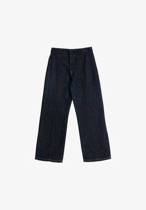 Pantalones de mezclilla de pierna ancha en azul oscuro, con costuras amarillas en contraste y una cintura alta. Textura suave con costuras rectas.