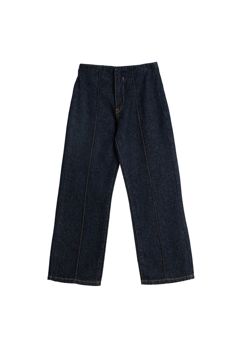 Pantalones de mezclilla de pierna ancha en azul oscuro, con costuras amarillas en contraste y una cintura alta. Textura suave con costuras rectas.