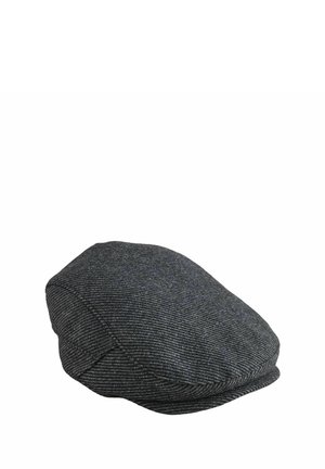Gorra plana gris oscuro con sutiles rayas horizontales y paneles cosidos, mostrada desde un ángulo lateral sobre un fondo blanco.