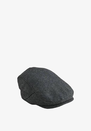 Gorra plana gris oscuro con sutiles rayas horizontales y paneles cosidos, mostrada desde un ángulo lateral sobre un fondo blanco.