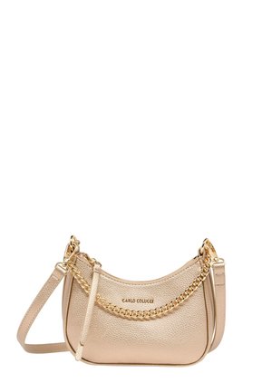 Kleine Schultertasche aus goldfarbenem, strukturiertem Leder mit verstellbarem Träger und dekorativer goldener Kette, vorne mit der Markenaufschrift "Carlo Colucci".