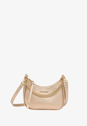 Kleine Schultertasche aus goldfarbenem, strukturiertem Leder mit verstellbarem Träger und dekorativer goldener Kette, vorne mit der Markenaufschrift "Carlo Colucci".