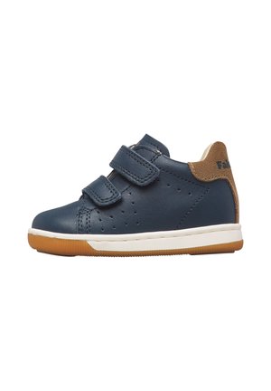 Scarpa in pelle blu navy da bambino con due cinturini in velcro, patch sul tallone in camoscio marrone, suola bianca e suola esterna in gomma marrone chiaro.