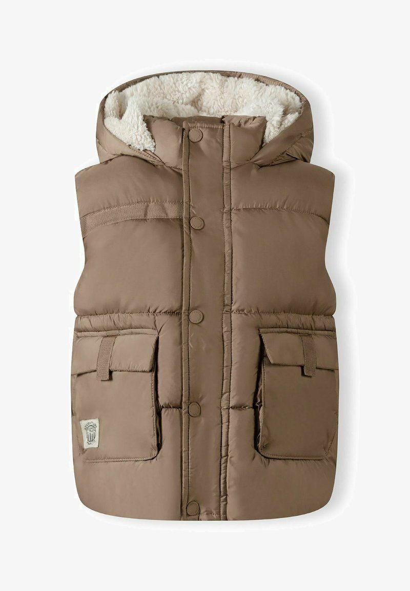 Gevoerde mouwloze vest in lichtbruin, met een capuchon, twee voorzakken en een zachte, textuurachtige voering. Sluiting met knopen aan de voorkant.