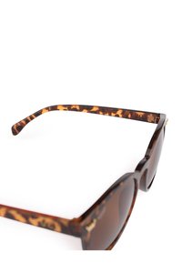 Kočičková sluneční brýle s hnědými skly, hranatým rámem, zlatým akcentem na spáncích a texturovaným designem ramene.