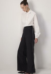Touché Privé CONTRAST PIPING CUPRA  - Trousers - black