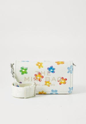 Hvid, tekstureret læder mini taske med farverige blomster mønstre, sølv hardware og en aftagelig hvid rem med justerbar længde.