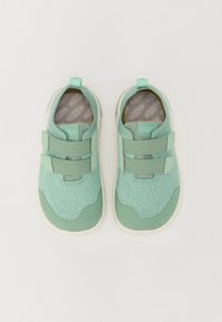 Zapatillas deportivas de color verde claro con parte superior de malla, acentos de goma y correas de gancho y bucle. Suela de goma blanca con dibujo texturizado para mayor agarre.