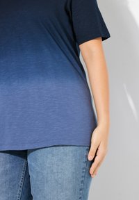 Ulla Popken DIP DYE GRADIENT SHORT SLEEVE V-NECK TEE - Printtipaita - marine