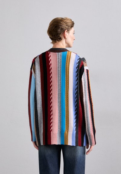 Strickpullover mit vertikalen, mehrfarbigen Streifen in verschiedenen Texturen, darunter Zopfmuster. Gerippte Bündchen und Saum, lockere Passform.