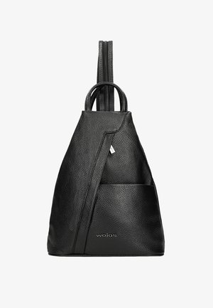 Sac à dos en cuir noir avec une finition texturée, de forme triangulaire et une poche frontale. Il dispose de bretelles doubles et d'un logo discret à la base.