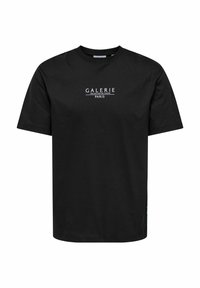 Zwarte katoenen t-shirt met korte mouwen, ronde hals en witte opdruk "GALERIE PARIS" gecentreerd op de voorkant.