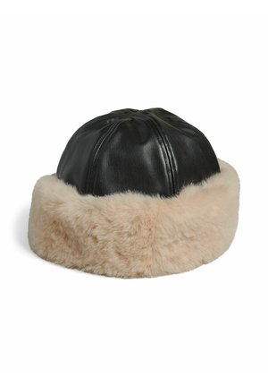 Sort læderhat med en bred, blød beigefarvet faux fur skygge. Rund form med synlige syninger på det øverste panel.