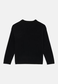 Pulover negru din tricot cu model în carouri, cu guler rotund și mâneci lungi. Prezintă un finisaj texturat și un tiv inferior drept.
