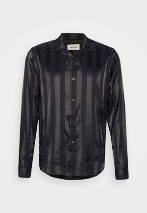 Chemise noire en satin à manches longues, boutonnée, avec des rayures verticales et un petit col de la marque Yourturn.