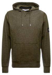 Olivgroene hoodie van een zachte, geborstelde stof. Heeft een voorvak, verstelbare capuchon met trekkoord en geribbelde boorden met een logopatch.